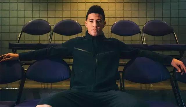 新秀布克格林共同穿过的鞋,布克70分球鞋