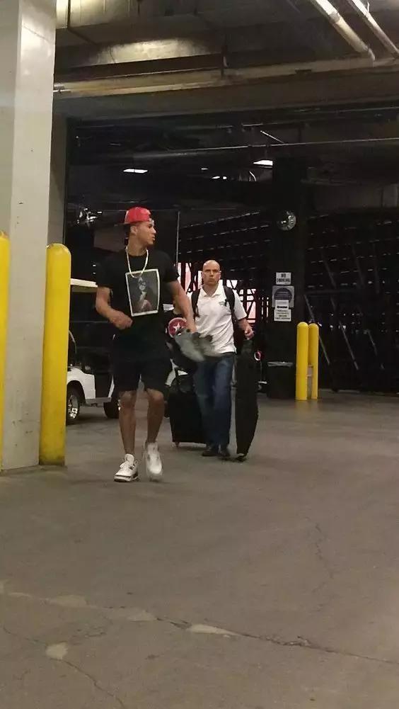 新秀布克格林共同穿过的鞋,布克70分球鞋