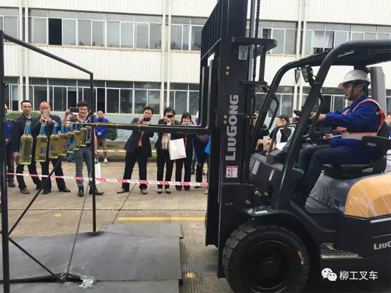 柳工全新四吨叉车,柳工最新款大吨位叉车