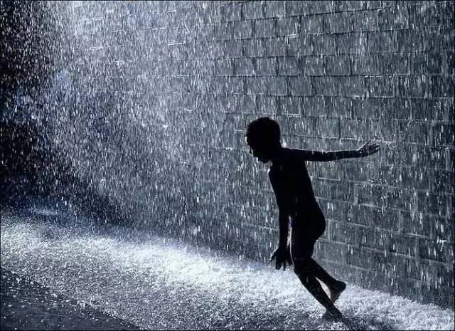 雨天旅游拍照相机图片,冬季户外旅游摄影图片素材