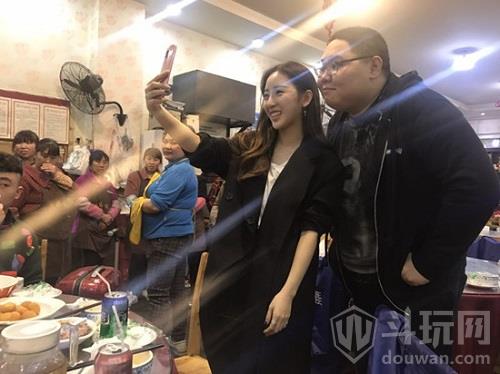 骚猪pdd被小学围堵,pdd熊猫tv现状