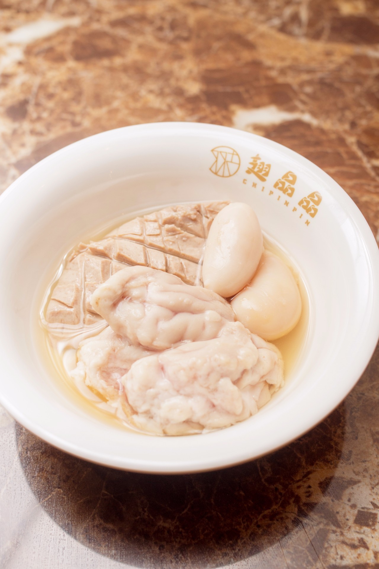 「鱼翅捞饭」震撼出席！一顿胜过十针玻尿酸，不到¥50就能吃？