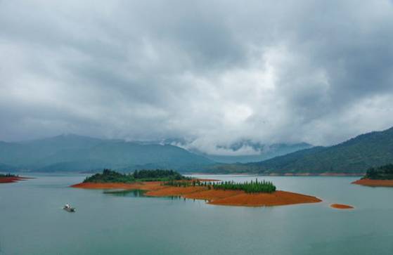 太壮观！清远这个群山萦绕的天湖惊现百米大瀑布，你竟然不知道？