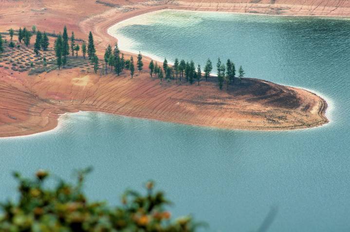 太壮观！清远这个群山萦绕的天湖惊现百米大瀑布，你竟然不知道？