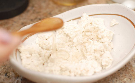 鼻子旁边有黑头和痘痘怎么去掉,学生鼻子上的黑头怎么去掉小妙招