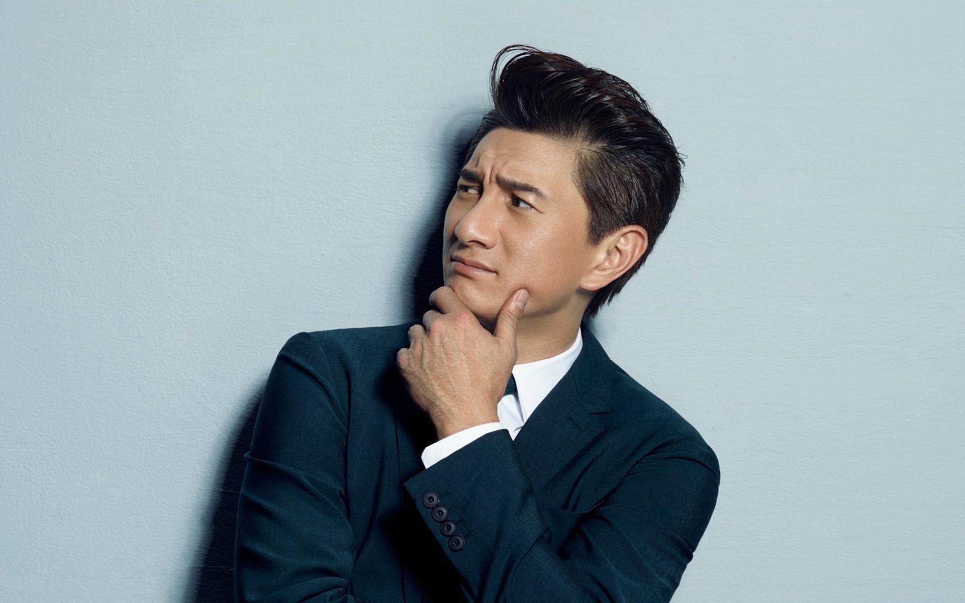 曾穷到摆地摊15岁却红遍全国,曾经年入百万如今沦落街头摆地摊