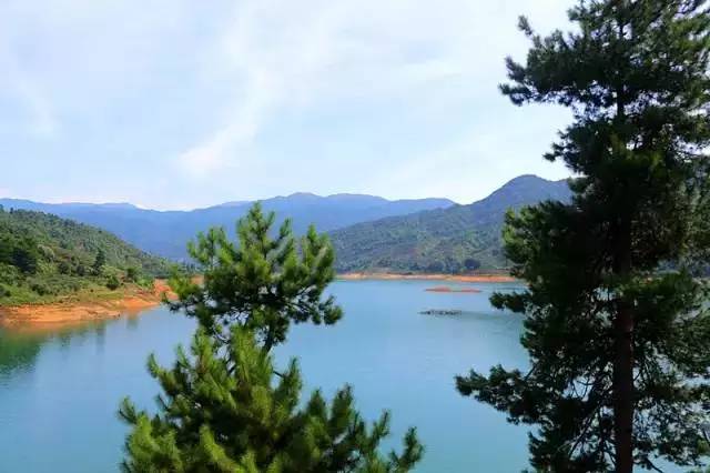 太壮观！清远这个群山萦绕的天湖惊现百米大瀑布，你竟然不知道？