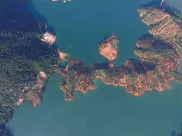 太壮观！清远这个群山萦绕的天湖惊现百米大瀑布，你竟然不知道？