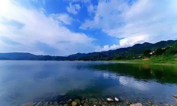 太壮观！清远这个群山萦绕的天湖惊现百米大瀑布，你竟然不知道？