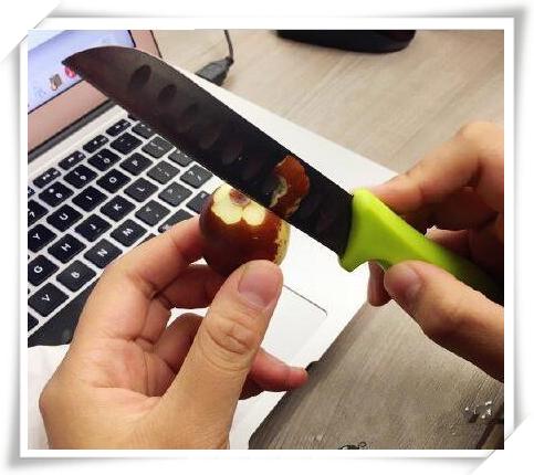 足球比赛假装踢球吓人,足球史上10大假摔