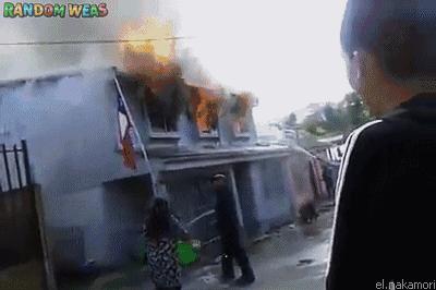 搞笑gif女汉子打起架来拦都拦不住,流氓会武术谁也挡不住