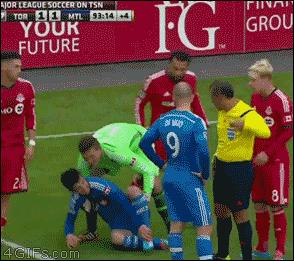 足球比赛假装踢球吓人,足球史上10大假摔