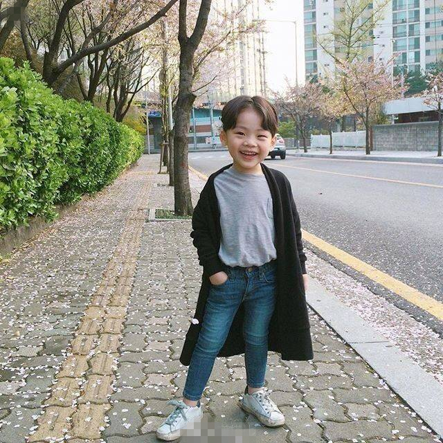 20-25岁男生简单穿搭,男生30岁简单大气穿搭