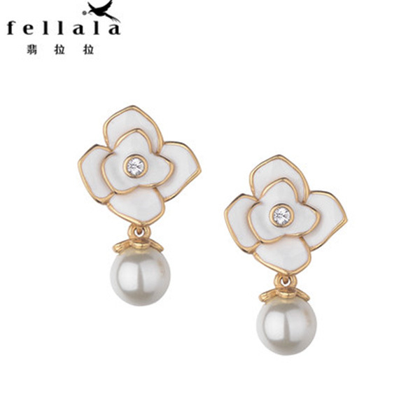 每个人应具备一条小黑裙,每个女生夏天都应该有条小黑裙