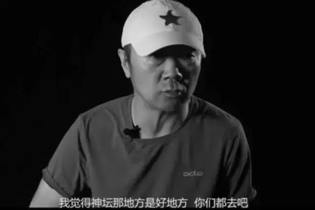 图是认真的，他们的衣橱里只有一件衣服：皮夹克