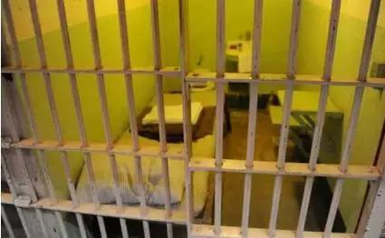 电影一座神奇的监狱,一个监狱在一个岛上电影