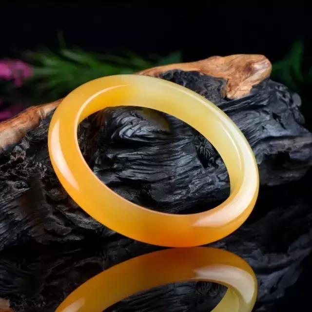 黄龙玉手镯费料，导致黄龙玉手镯价格高？