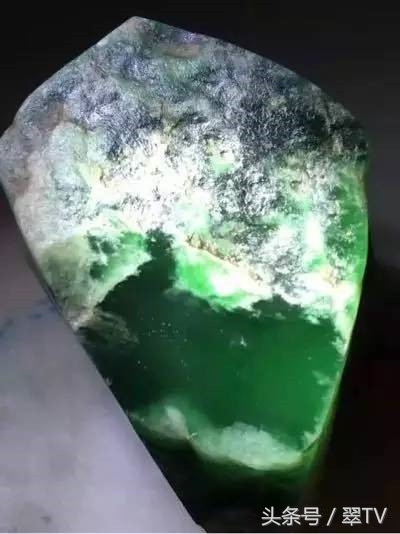 翡翠赌石知识和赌石技巧大全,揭秘翡翠赌石的神秘面纱