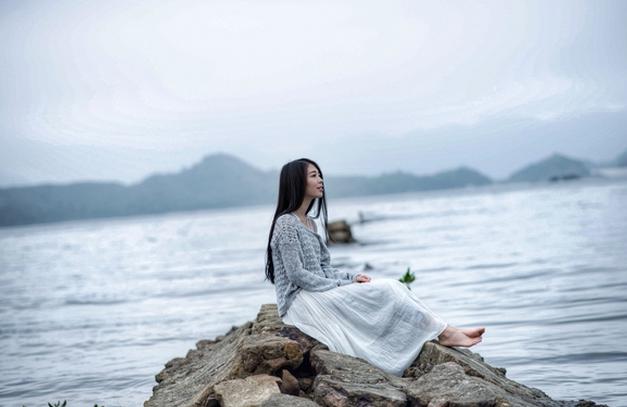 自己一个人拍照怎样摆pose才好看,学会这十个pose怎么拍照都好看