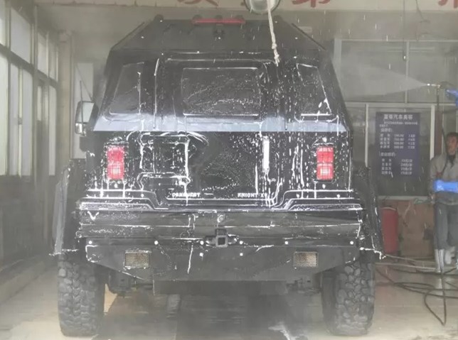 1500万骑士十五世去洗车，洗车人员直摇头：装甲车我们洗不了