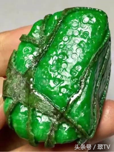 翡翠赌石知识和赌石技巧大全,揭秘翡翠赌石的神秘面纱