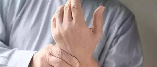 双手发麻就发凉是怎么了,双手背发麻是什么预兆