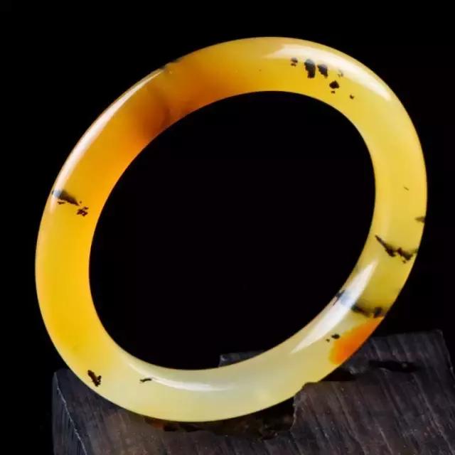 黄龙玉手镯费料，导致黄龙玉手镯价格高？