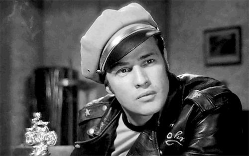 图是认真的，他们的衣橱里只有一件衣服：皮夹克