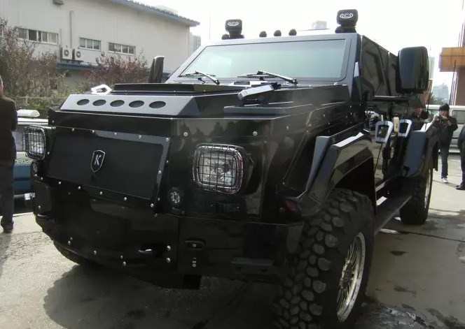 1500万骑士十五世去洗车，洗车人员直摇头：装甲车我们洗不了