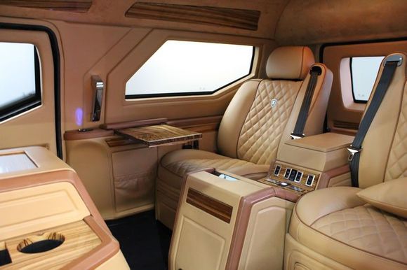 1800万下单提车得等15月，加次油得1500块，国内就1辆