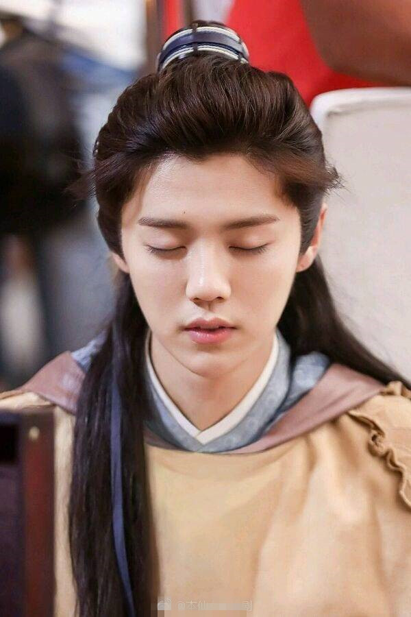 鹿晗眉毛上的痣是富贵痣吗,鹿晗眉毛上的富贵痣