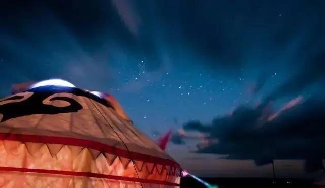 在草原骑马狂奔,在大草原策马驰骋