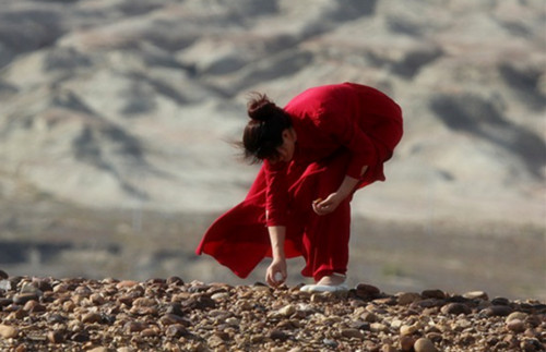 去新疆捡海蓝宝石容易捡到吗,新疆蓝宝石和透明石头在哪里捡