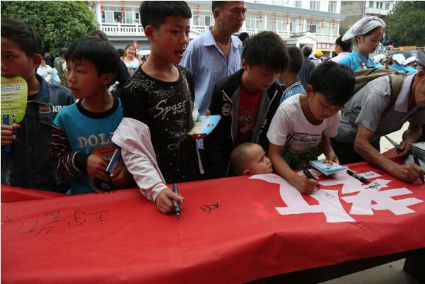 广西河池市巧用桐花节开展反*教邪**宣传（图）