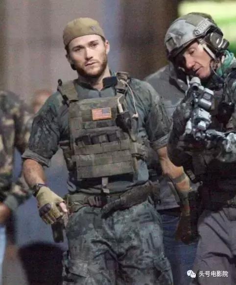 速度与豪情8出现的儿子是谁演的,速度与豪情8中红色老爷跑车