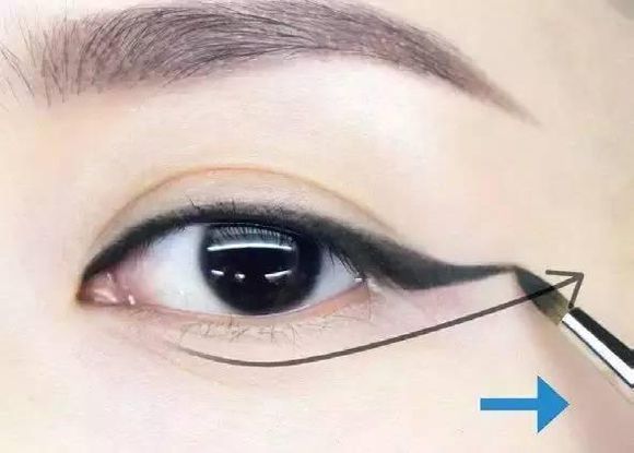 眼线笔画小狗眼线图片教程,褶皱线过长怎么画猫眼眼线