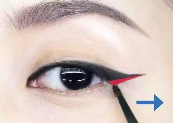 眼线笔画小狗眼线图片教程,褶皱线过长怎么画猫眼眼线