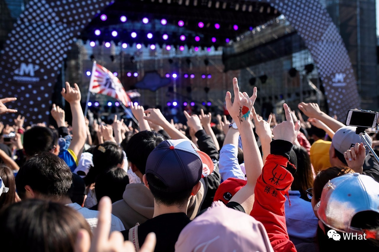 舔一口芝士草莓,舔一口草莓味奶油