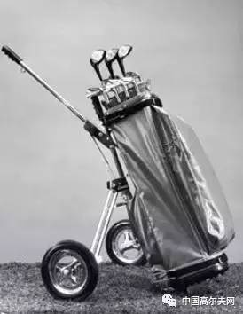 高尔夫球包有轮子的怎么收回去,高尔夫球包可以加轮子吗