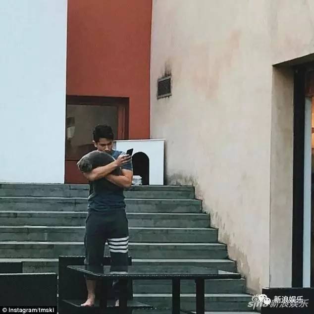 文莱王子宠老虎的画面好苏！各国高质量王子，哪个是你的菜？