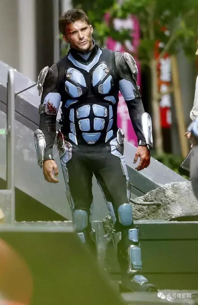 速度与豪情8出现的儿子是谁演的,速度与豪情8中红色老爷跑车