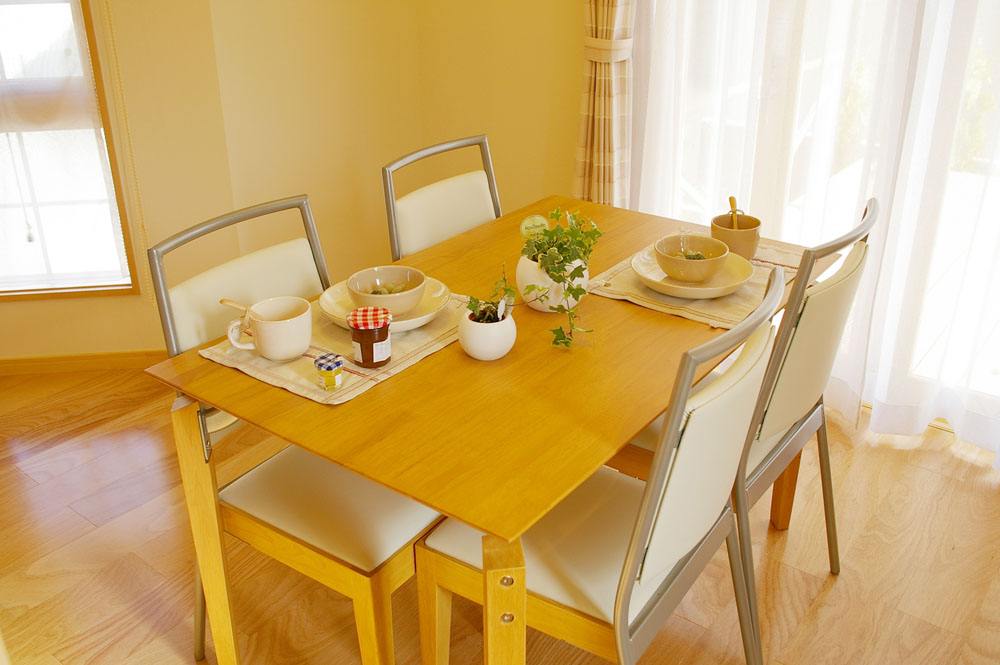 家用餐桌一般多大尺寸合适,长方形餐桌和圆形餐桌哪个占尺寸