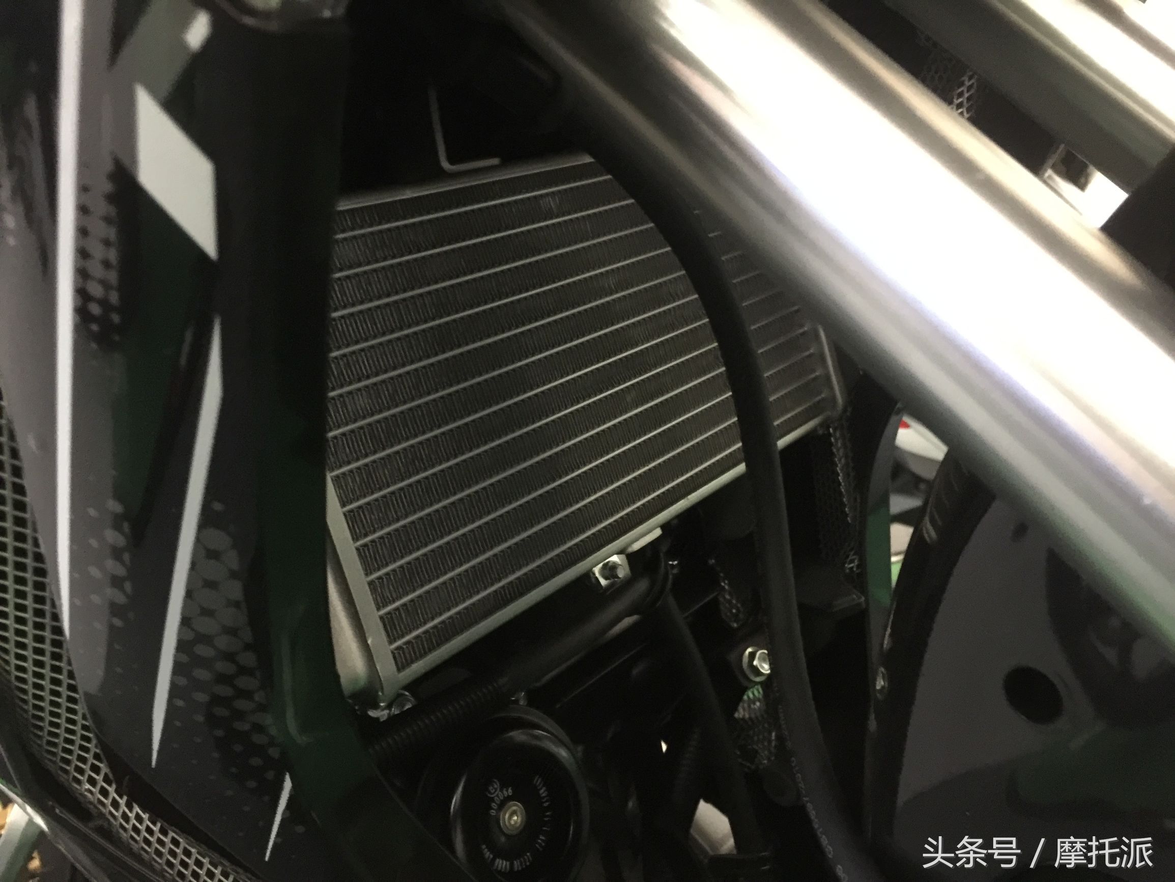 抢先曝光，首款国产万元级弯梁车面市，价格8980元