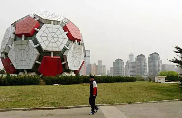 大连劳动公园的大足球有什么奥秘,劳动公园大足球在哪个门