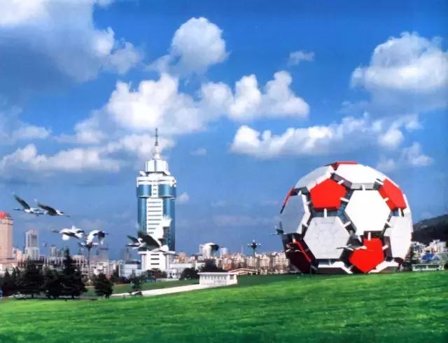 大连劳动公园的大足球有什么奥秘,劳动公园大足球在哪个门