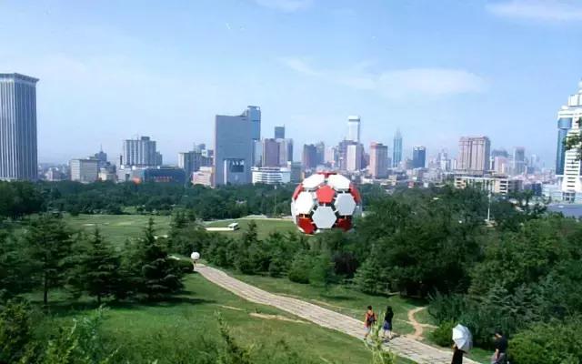 大连劳动公园的大足球有什么奥秘,劳动公园大足球在哪个门