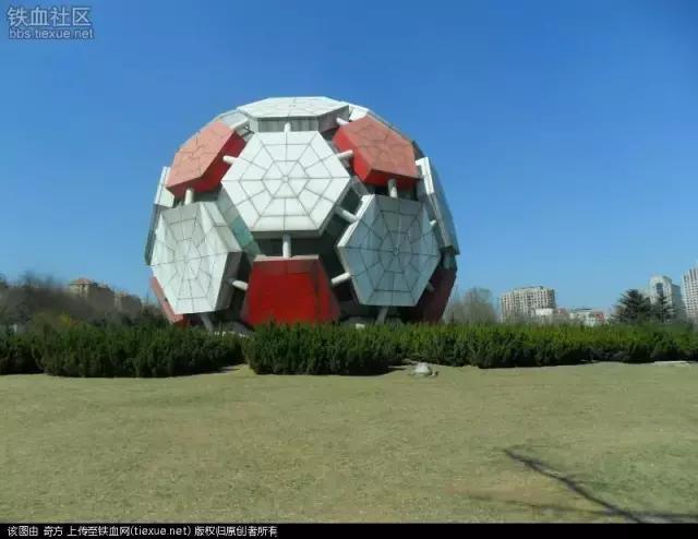 大连劳动公园的大足球有什么奥秘,劳动公园大足球在哪个门