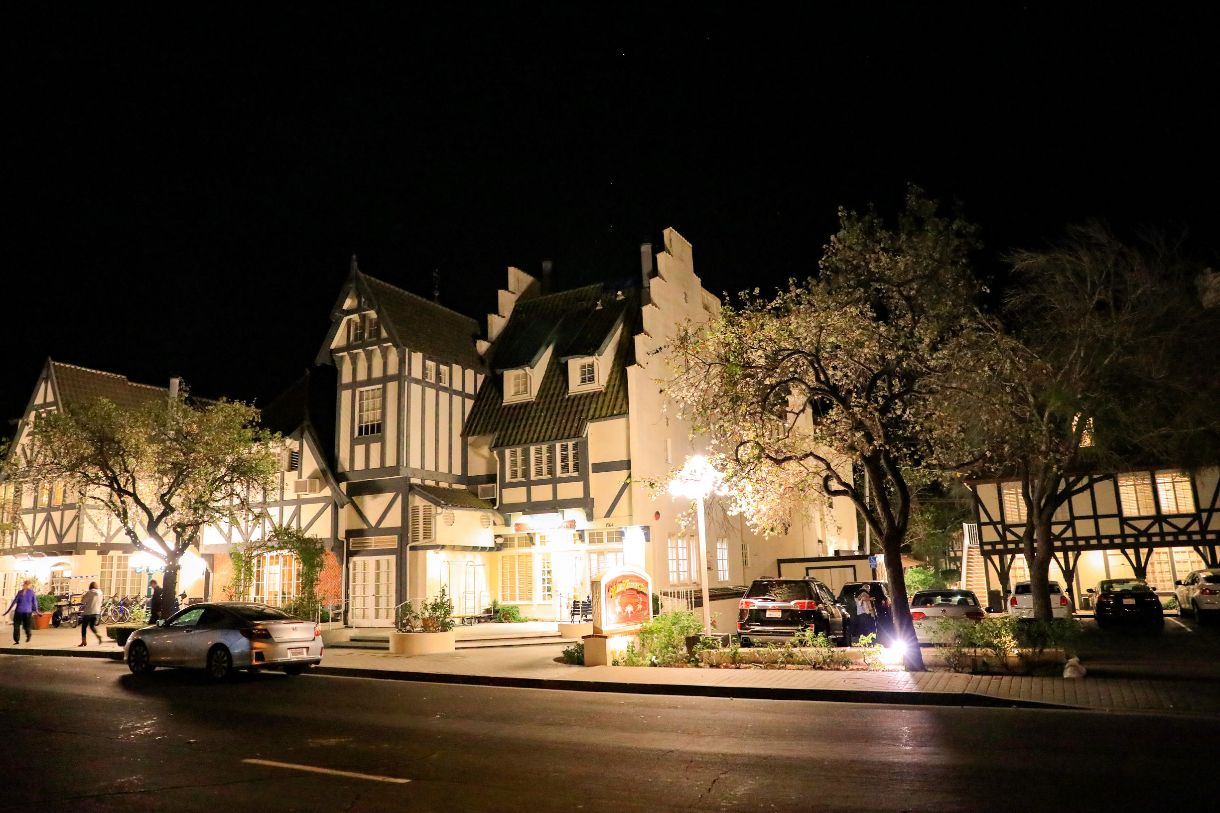 沐浴阳光下的田野,美国丹麦小镇索尔文