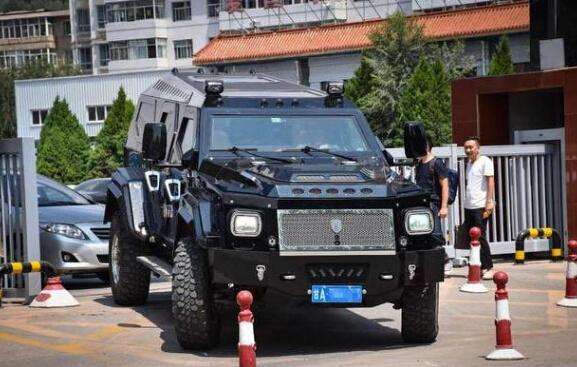 西部首台骑士十五世上路，悍马在他面前是小弟