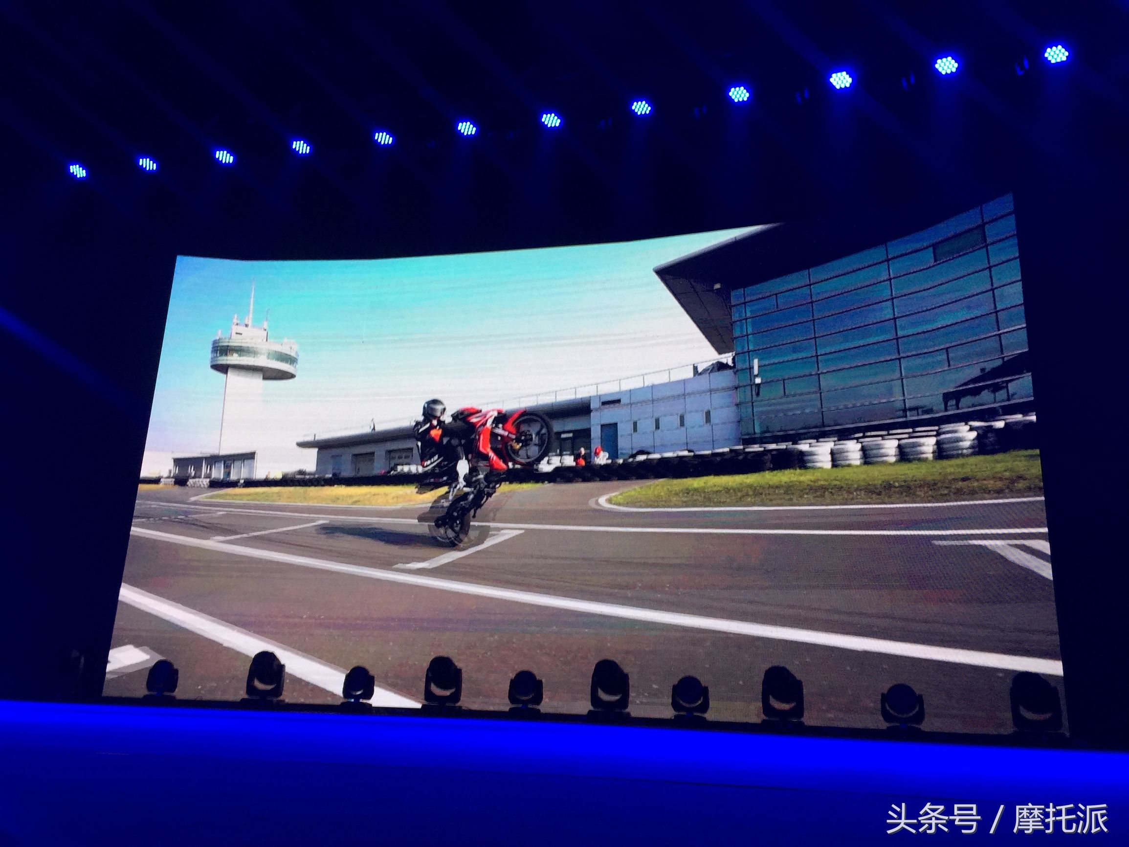 抢先曝光，首款国产万元级弯梁车面市，价格8980元